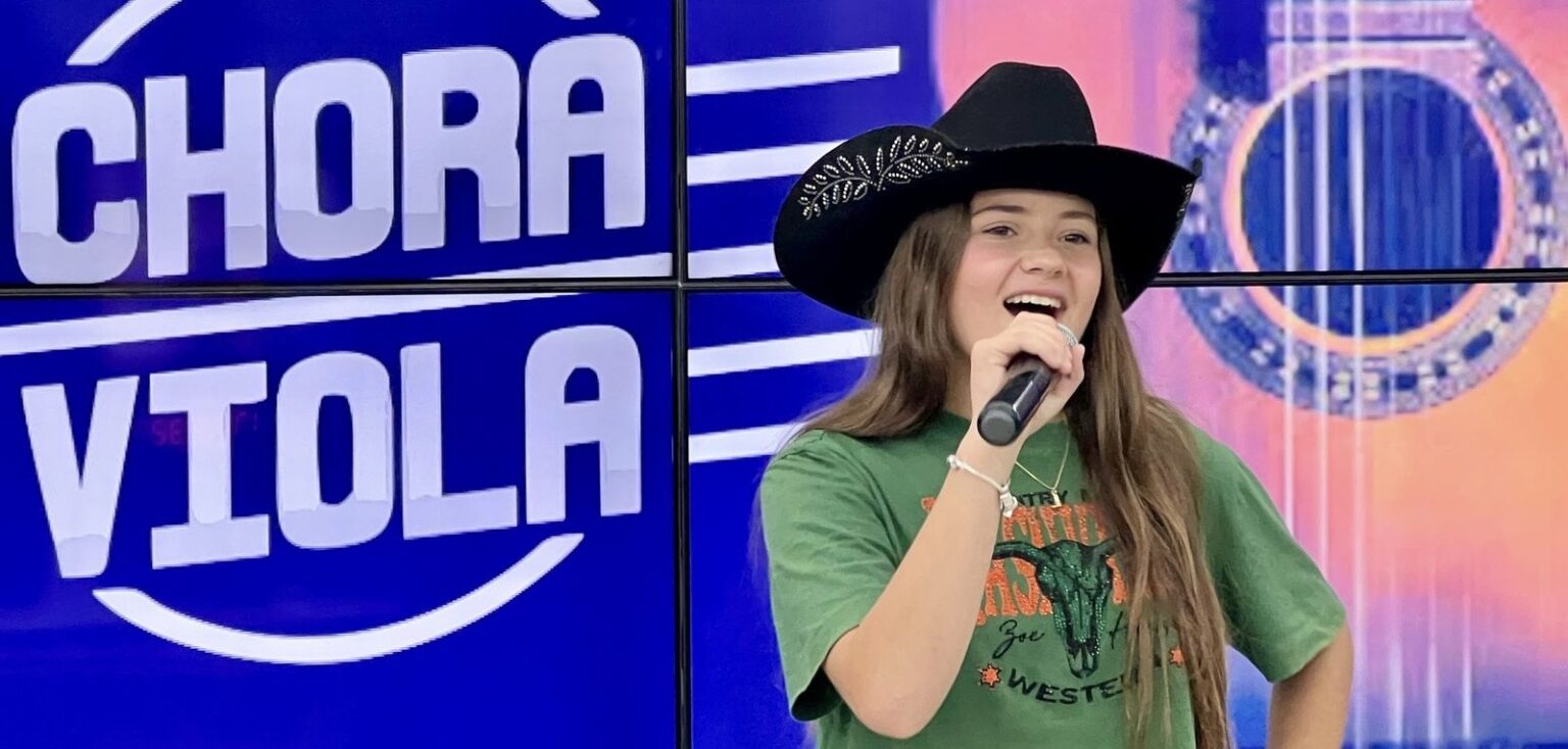 Nathalia Serena Brilha no Programa “Chora Viola”