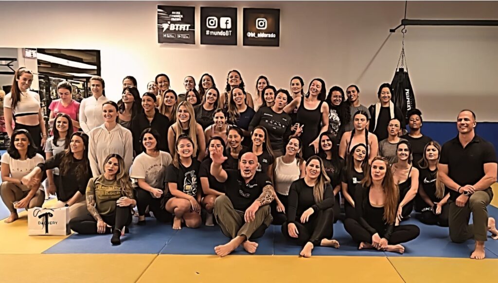 Outubro Rosa: Aula De Defesa Pessoal Feminina Conduzida Pelo Professor Márcio Catenacci Reúne Dezenas De Mulheres PHOTO 2025 10 06 14 49 31