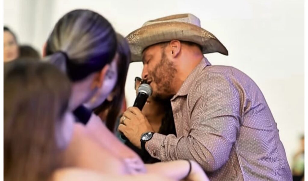 Raphael Barreiro: Da Mpb Ao Sertanejo – A Jornada De Um Artista Em Busca De Seu Espaço Raphael Barreiro: Da MPB ao Sertanejo – A Jornada de um Artista em Busca de Seu Espaço