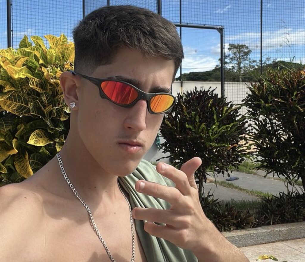Mc Ths: Do Caderno Da Escola Para O Sonho No Funk MC THS: do caderno da escola para o sonho no funk